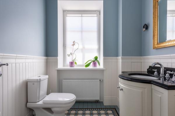 Commercial Bathrooms: What Kind of Blinds Are Ideal?